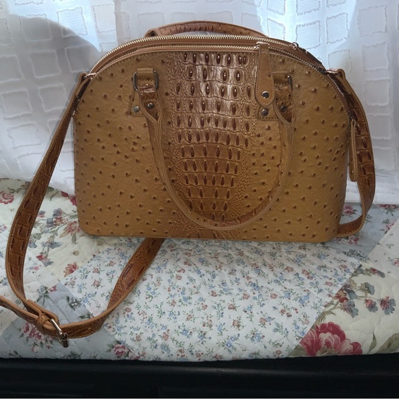 Alligator Textured Handbag - Picture 6 of 12